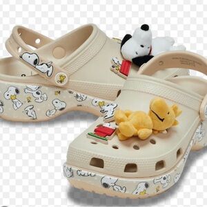 CROCS Peanuts Beige Clog with Snoopy & Woodstock Charms